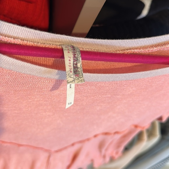 Free People pink with ivory trim 1/2 sleeve raw edged top size S - Picture 2 of 3